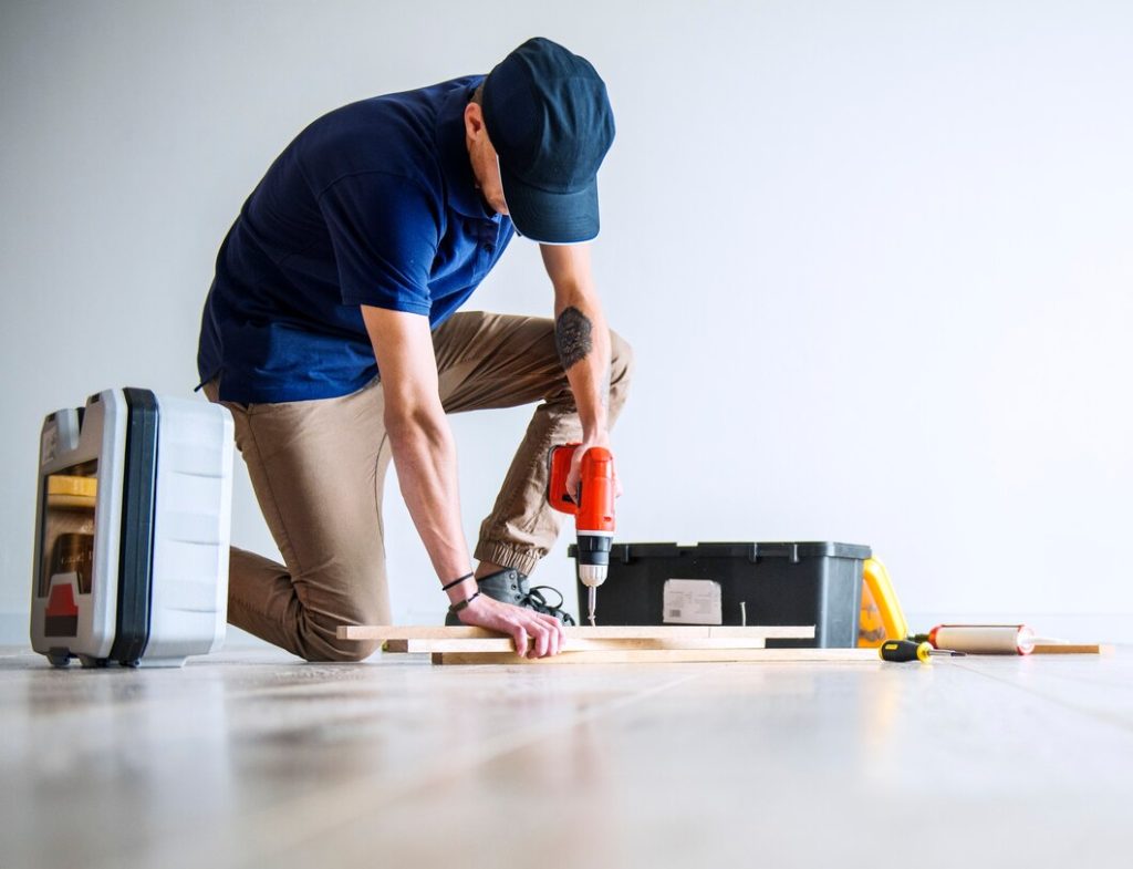 personas-renovando-concepto-casa_53876-20667